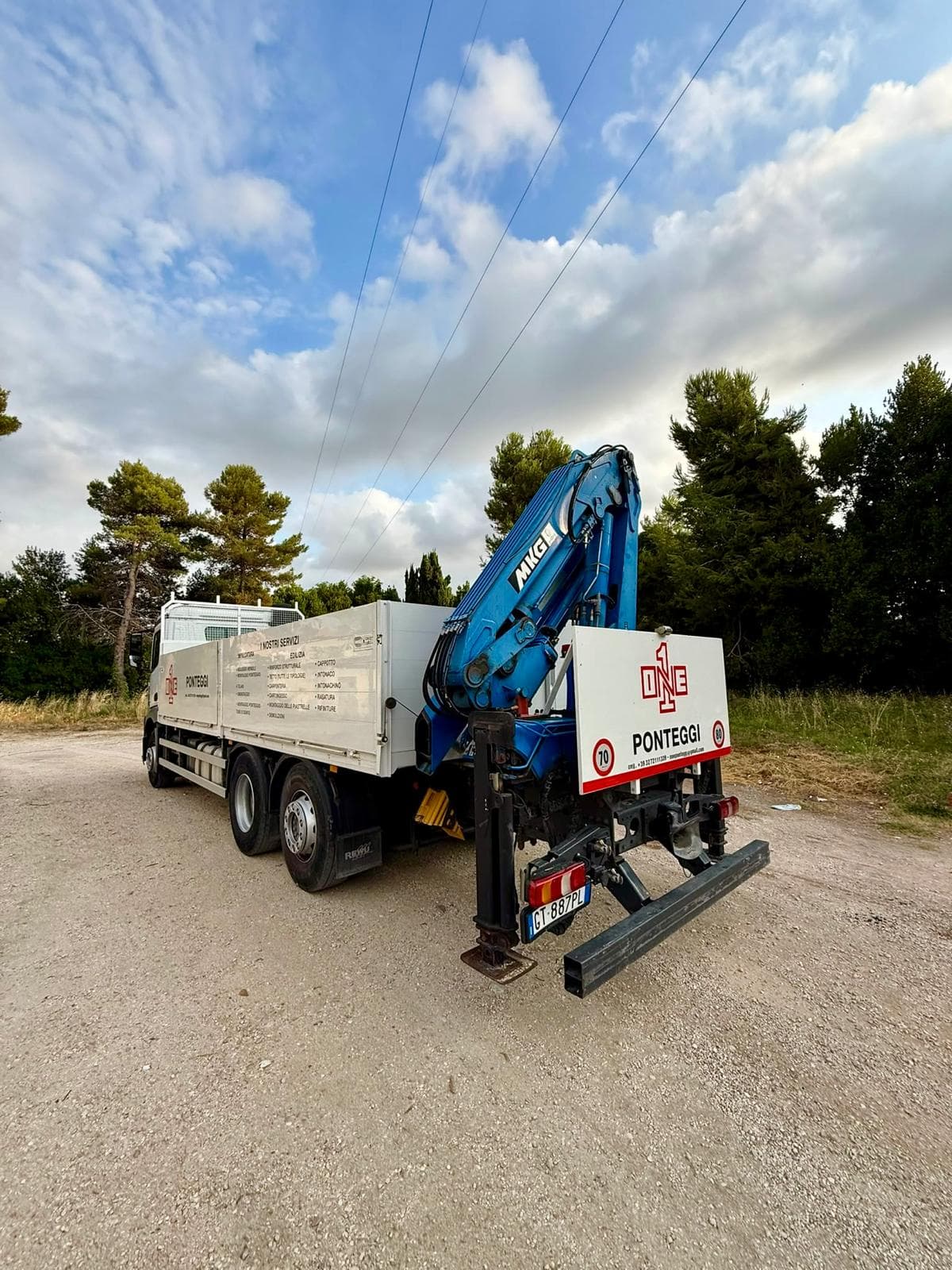 Autocarro ONE PONTEGGI con l'elenco dei servizi sulle sponde